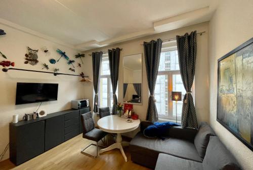 ein Wohnzimmer mit einem Sofa und einem Tisch in der Unterkunft Your home in Vienna Self Check In in Wien