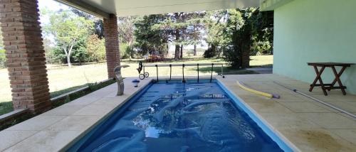 una piscina en un patio trasero con un tobogán de agua en Sierra Azul, en Rocha