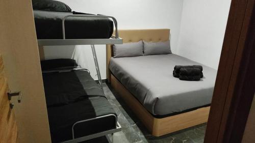 Habitación pequeña con 1 cama y 1 litera en Beautiful Appartment in Martorell (Barcelona), en Martorell