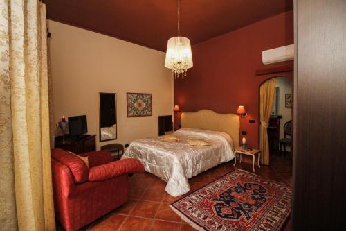1 dormitorio con 1 cama, 1 sofá y 1 silla en B&B LA POSADA, en SantʼAntìoco