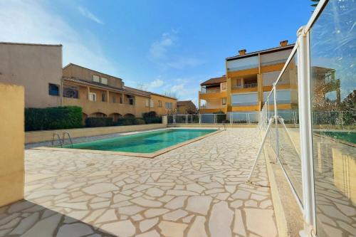 une piscine devant un immeuble dans l'établissement Virg, à Valras-Plage