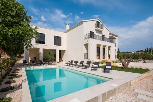 Villa Medici Dalmatia I Five en-suite Bedrooms with Heated Pool, Sauna and Cinema I 1 minute from the Beach
