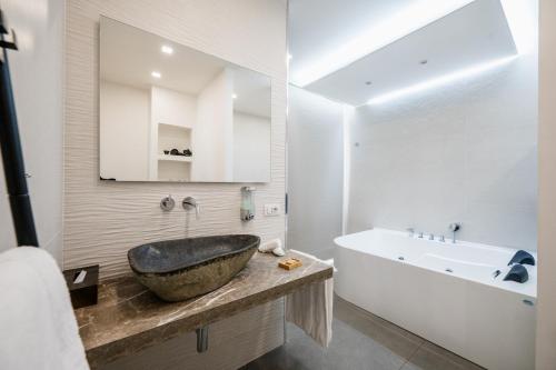 a bathroom with a sink and a bath tub and a bath tub at Aurelia Sea View in Torre Canne