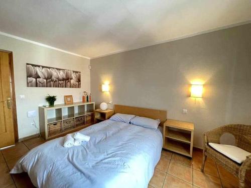 um quarto com uma cama grande com duas toalhas em Galdana Apartamento con piscina em Cala en Blanes