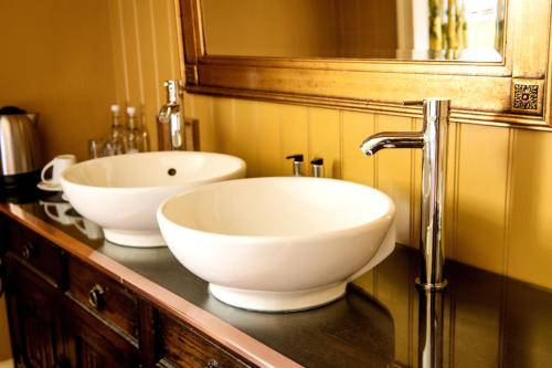 two white sinks on a counter in a bathroom at The Marquis of Granby in Alkham