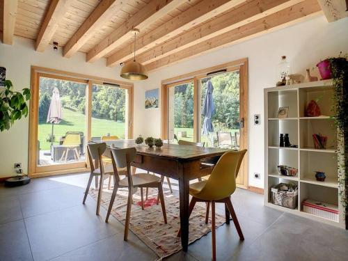 une salle à manger avec une table et des chaises en bois dans l'établissement Le Vivier, à Saint-Gervais-les-Bains