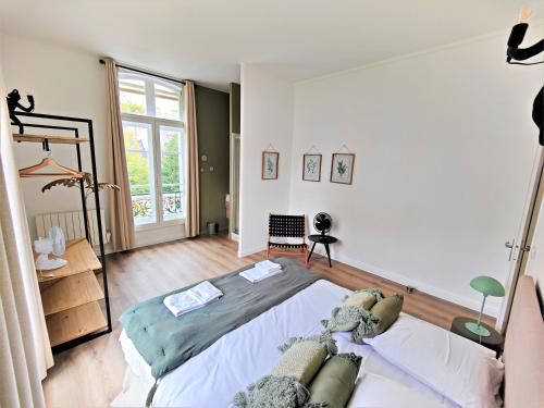 1 dormitorio con cama grande y ventana grande en Inédit : appartements grandes capacités sur les quais de Blois - 23 pers, en Blois