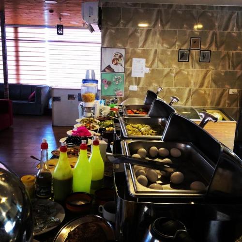 um buffet com comida e bebidas numa mesa em Petra inbox Hostel em Wadi Musa