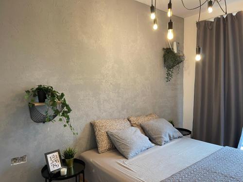 Un pat sau paturi într-o cameră la Cozy Two Rooms DOWNTOWN by CHR Luxury Propery