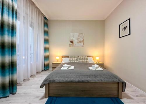 Postel nebo postele na pokoji v ubytování Asbóth Taylor Apartment