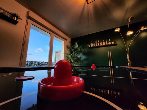 ein Badezimmer mit einem Whirlpool und Stadtblick in der Unterkunft L'arène du Stade de France - 100 mètres + parking in Saint-Denis
