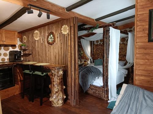 1 dormitorio con cama y espejo en Cazare Vama Buzaului la Vama Aniral, en Vama Buzăului