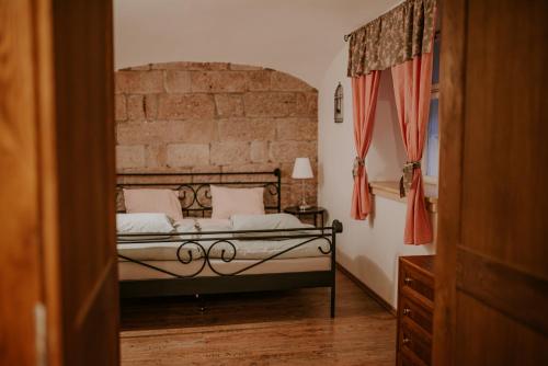 ein Schlafzimmer mit einem Bett und einer Ziegelwand in der Unterkunft Stodola na vršku in Jičín