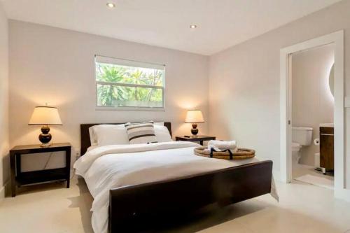a bedroom with a large bed and two lamps at Oasis with Insane Outdoor Area Near Wilton Manors in Fort Lauderdale
