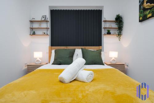 Ліжко або ліжка в номері Stylish, Modern 4 bed - Etihad - Games - Parking