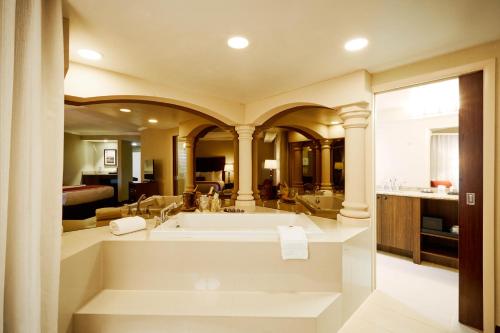 Miccosukee Casino & Resort في ميامي: حمام مع حوض أبيض كبير في الغرفة