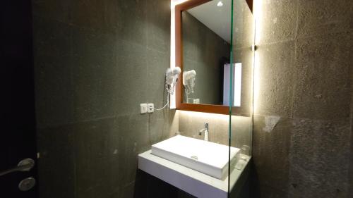 Koupelna v ubytování Odaita Hotel Pamekasan Madura