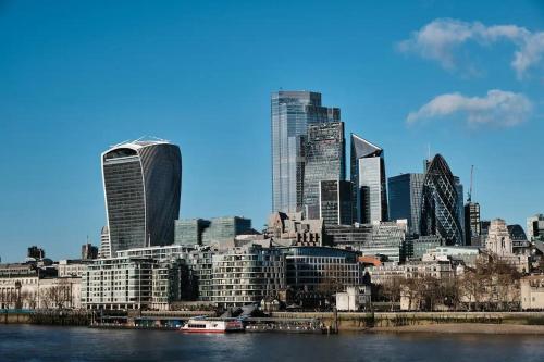 uma vista para uma cidade com arranha-céus em Divine Views from a Breathtaking LuxXe City Penthouse for a Gracious Life Style em Londres