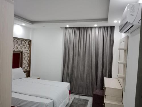 Fanadir Resort 306 Albatross في الغردقة: غرفة فندقية بسريرين ونافذة