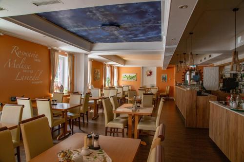 restauracja ze stołami i krzesłami oraz bar w obiekcie Hotel Zum Stern Spreewald w mieście Werben