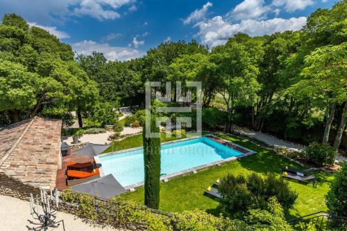 une vue aérienne d'une piscine dans un jardin dans l'établissement Mas de L'Amarine, à Saint-Rémy-de-Provence