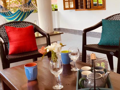 瓦卡拉的住宿－Villa Mandala Guest House，一张桌子、两把椅子和一个花瓶