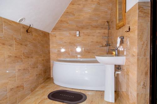 bagno con lavandino e vasca di Casa Lulu a Dorna Cîndrenilor