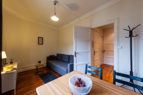 un salon avec une table et un canapé dans l'établissement Le Saint Louis 2 Cœur Ville bord de Loire commerces à pied, à Gien