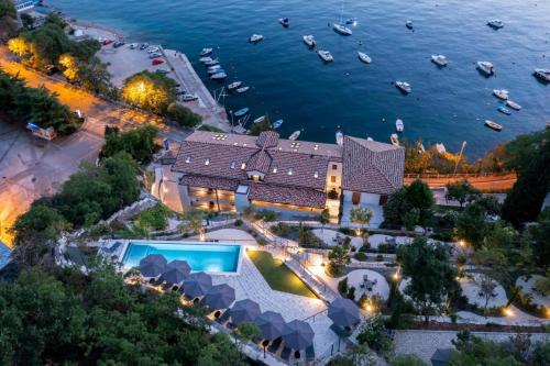 Een luchtfoto van een huis met een zwembad en boten. bij Mare Sano Plaza Resort - Apt Riva in Opatija