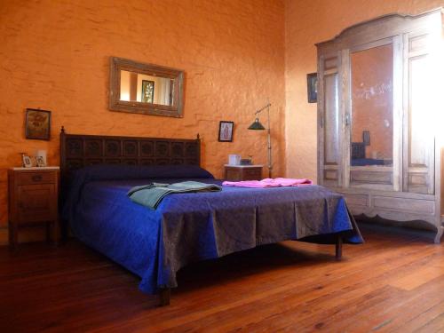 una camera con un letto e una coperta blu di Casa Colonial a Buenos Aires