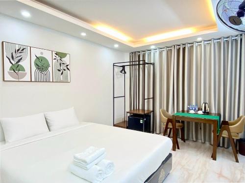 Habitación de hotel con cama y mesa en Haha House en Ho Chi Minh