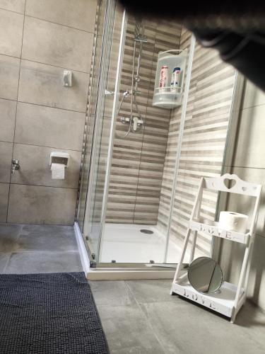La salle de bains est pourvue d'une douche avec une échelle blanche. dans l'établissement Waterside, à Birżebbuġa