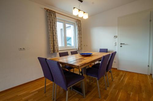 - une salle à manger avec une table et des chaises en bois dans l'établissement Pine Residence Zell am See - Steinbock Lodges, à Zell am See