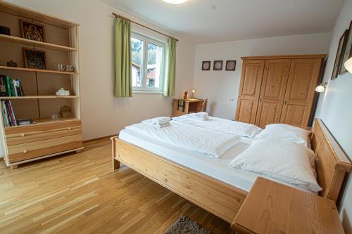 - une chambre avec un grand lit et une étagère dans l'établissement Pine Residence Zell am See - Steinbock Lodges, à Zell am See