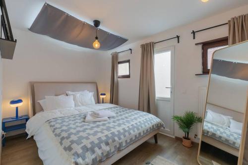 a bedroom with a bed with a blue and white blanket at Ruime studio in centrum voor 4 in Ghent
