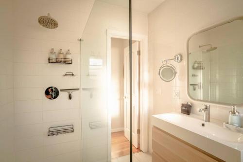 Ένα μπάνιο στο Vistamar Waterfront Beach Abode -Walk to the Beach