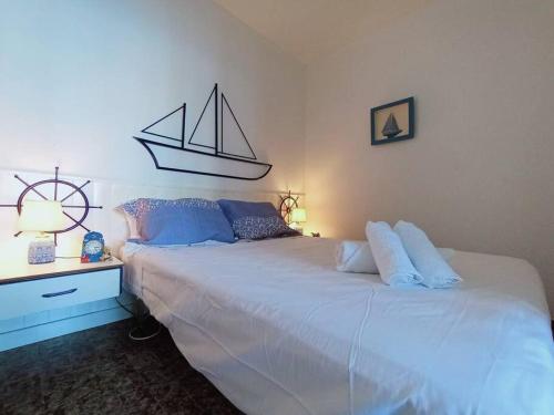 - une chambre avec 2 lits et un bureau avec une voile sur le mur dans l'établissement The Roque Sunset Apartment, à Tacoronte