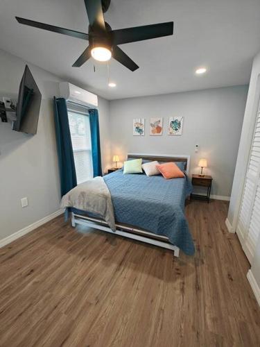 En eller flere senge i et værelse på Gorgeous suite central location