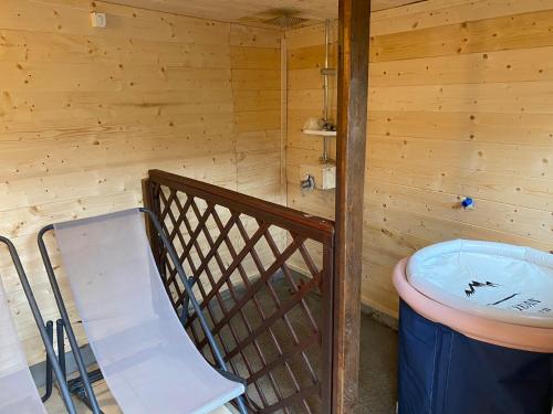 um chalé de madeira com uma escada e uma banheira em Casale Pippy em Ardea