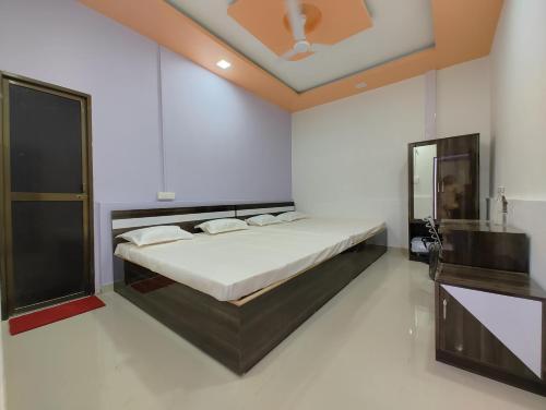 een slaapkamer met een groot bed in een kamer bij NANDAN RESORT 