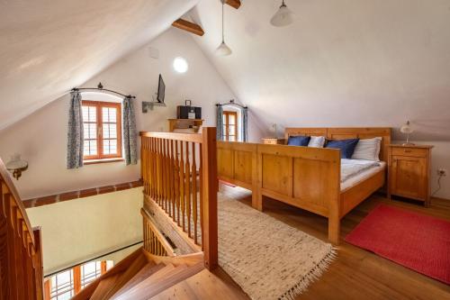 ein Schlafzimmer mit einem Bett und einer Treppe in einem Zimmer in der Unterkunft Landlust-Ferienhaus Am Rosenhof in Hartberg