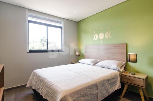 een slaapkamer met een groot bed en een raam bij Modern Apartment At The Heart Of Villa Morra in Asuncion