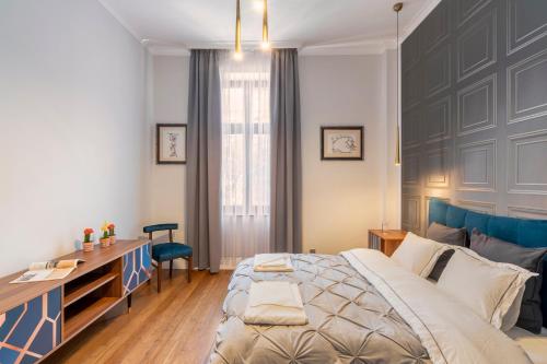 - une chambre avec un grand lit et un bureau dans l'établissement NEW High-End 2BR Apartment with Parking, à Sofia