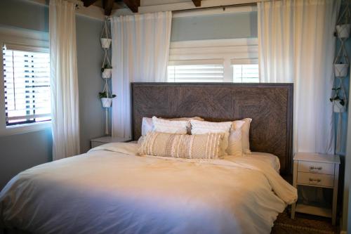 sypialnia z dużym łóżkiem z dużym zagłówkiem w obiekcie Cruz Bay Tropical Condo w mieście Bethany