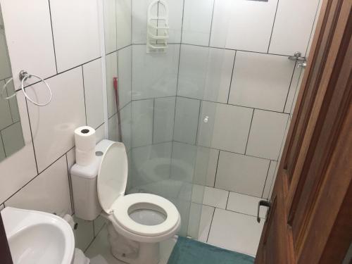een kleine badkamer met toilet en wastafel bij Chácara kiwi in Paraty