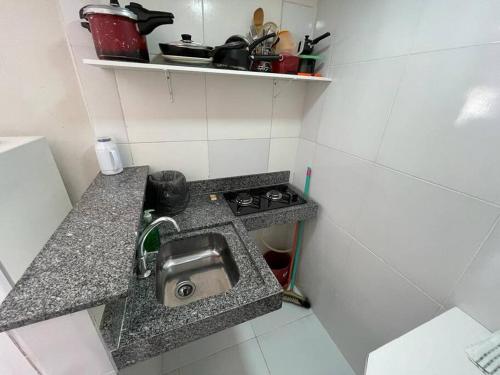 ein kleines Bad mit einem Waschbecken in der Ecke in der Unterkunft Pousada de Taipa da Nicole in Canindé de São Francisco