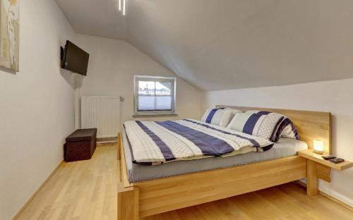 una camera da letto con un letto e una finestra di Ferienwohnung Staffelberg a Hauzenberg