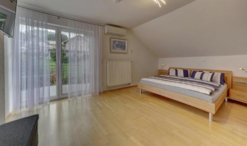 Llit o llits en una habitació de Ferienwohnung Staffelberg