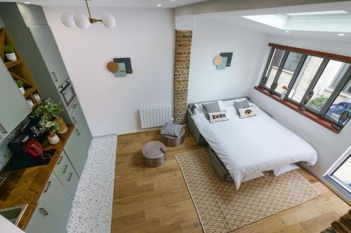 une petite chambre avec un lit et une fenêtre dans l'établissement Duplex 4 pax- cour privée, à Paris