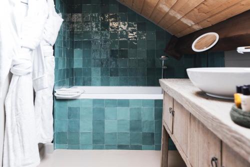 a bathroom with a sink and a bath tub at Le Refuge du Grand Hôtel - Altitude 1900 m in Saint-Chaffrey